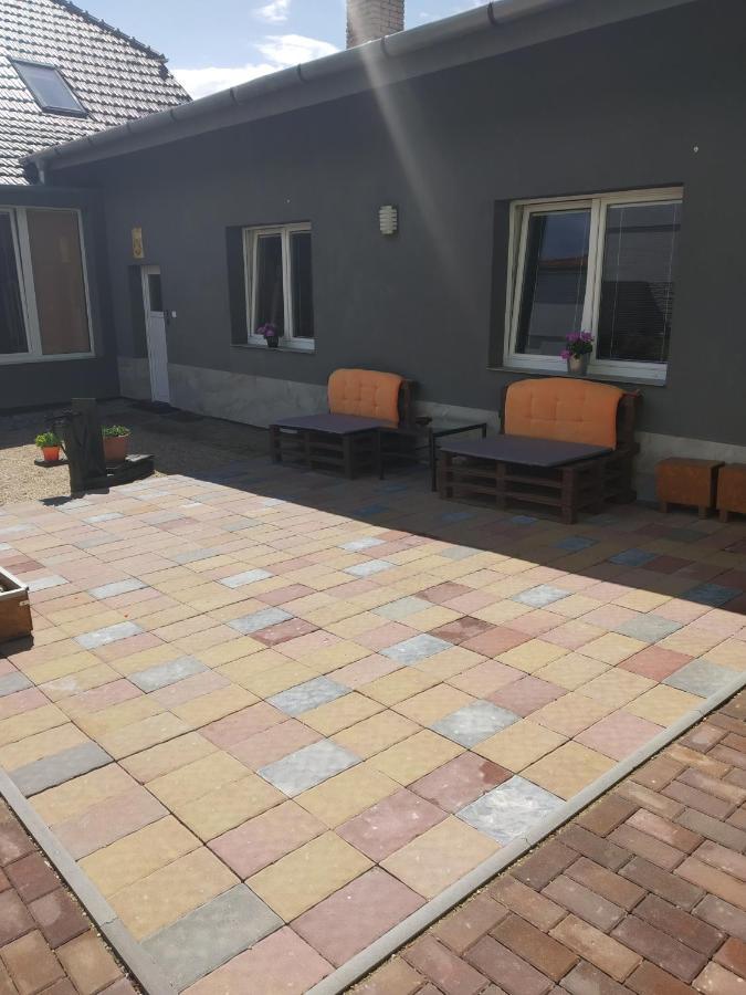 דירות Melcany Apartman Blizko Brna S Dobovymi Dekoracemi מראה חיצוני תמונה