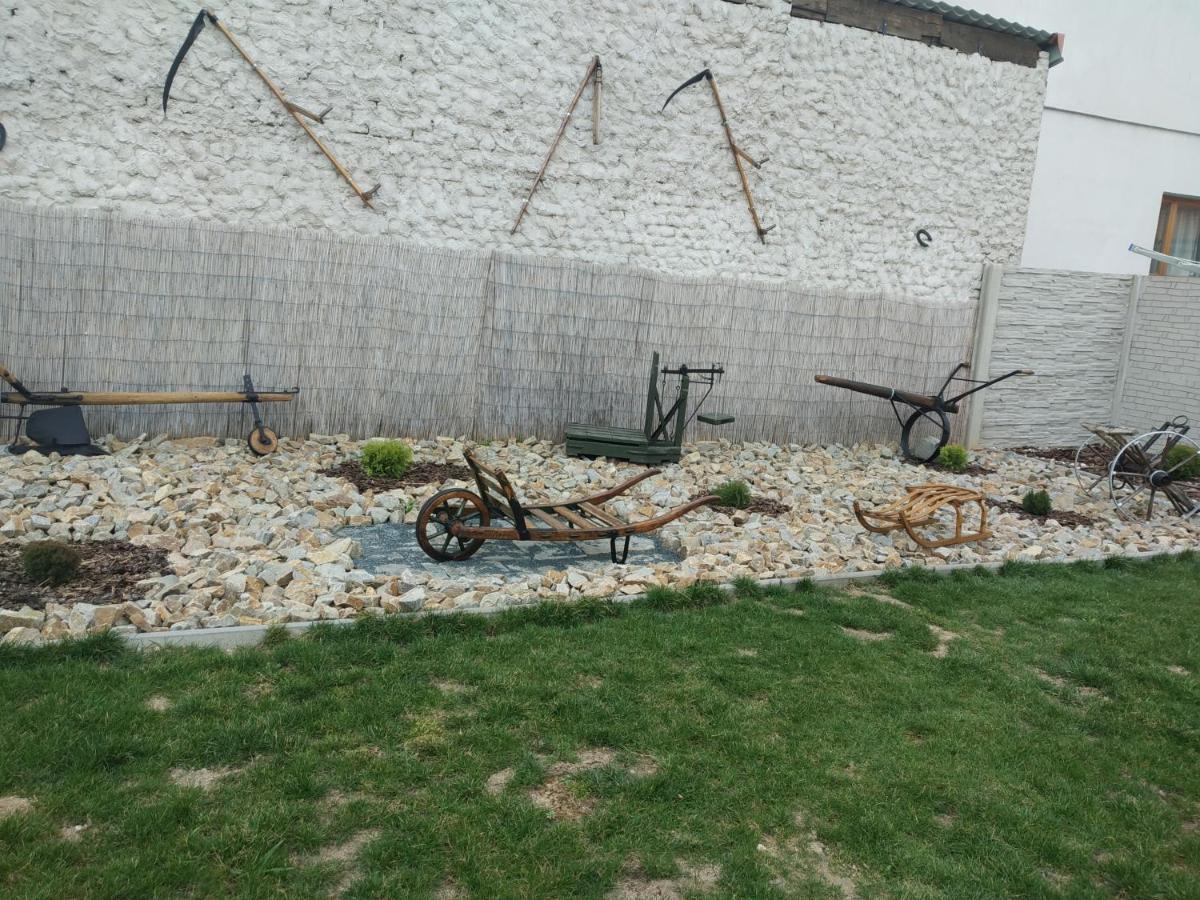דירות Melcany Apartman Blizko Brna S Dobovymi Dekoracemi מראה חיצוני תמונה